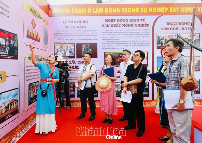 Công chúng tìm hiểu không gian văn hóa Chăm của tỉnh Lâm Đồng.