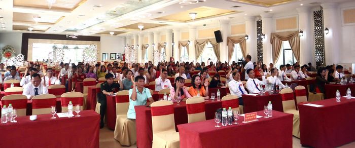Đại biểu biểu quyết bầu Đoàn Chủ tịch Đại hội.