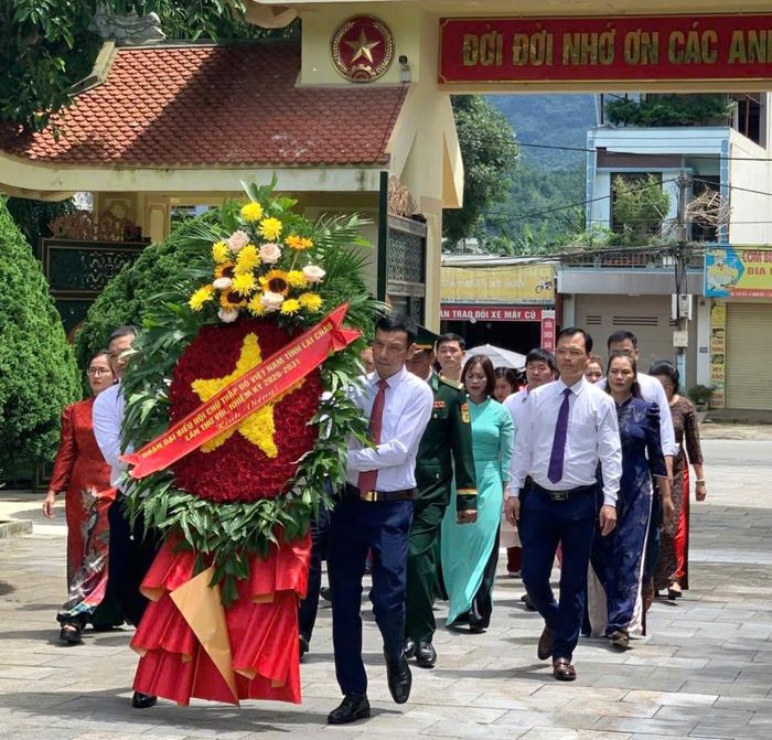 Đoàn đại biểu dự Đại hội Đại biểu Hội Chữ thập đỏ Việt Nam tỉnh Lai Châu lần thứ VIII, nhiệm kỳ 2026 - 2031 viếng Nghĩa trang Liệt sĩ tỉnh.