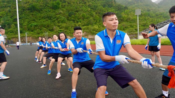 Các đội thi đấu môn kéo co.