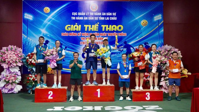 Ban Tổ chức trao giải cho các vận động viên xuất sắc môn Pickleball.
