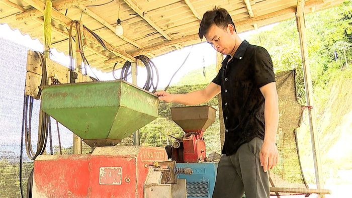 Có điện lưới, người dân xã Lâm Giang mạnh dạn mua máy xay xát phục vụ bà con.