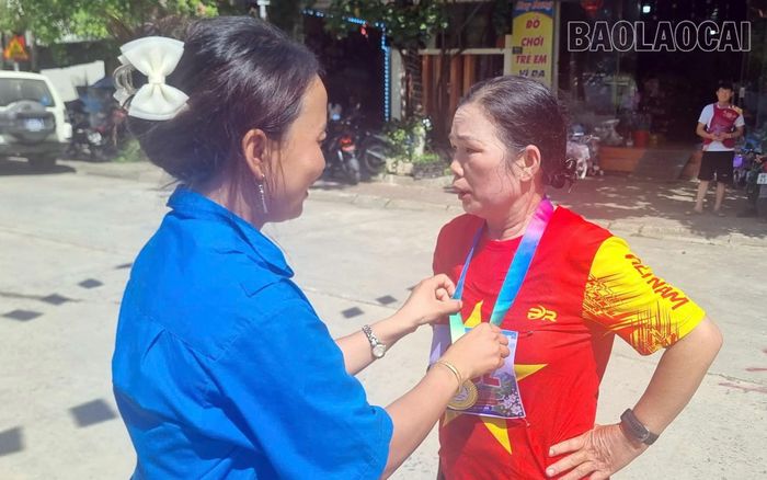 Trao Kỷ niệm chương cho các vận động viên tham dự giải.