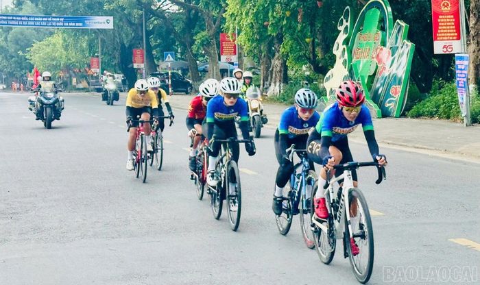 Các vận động viên bước vào những chặng đua đầu tiên.