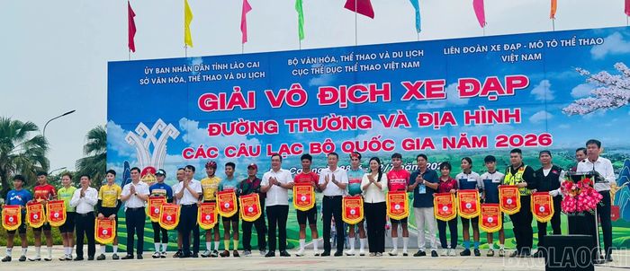 Các đồng chí lãnh đạo trao Cờ lưu niệm cho các đoàn tham dự giải.