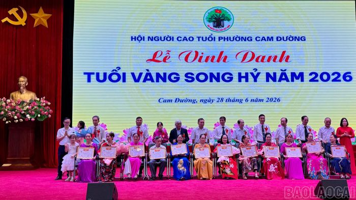 Các cặp vợ chồng vàng và bạc được vinh danh tại Lễ vinh danh “Tuổi vàng song hỷ” năm 2026.