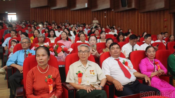 Các đại biểu và 165 cặp vợ chồng người cao tuổi dự Lễ vinh danh “Tuổi vàng song hỷ” năm 2026.