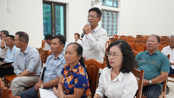 Đại biểu HĐND xã chất vấn tại kỳ họp.