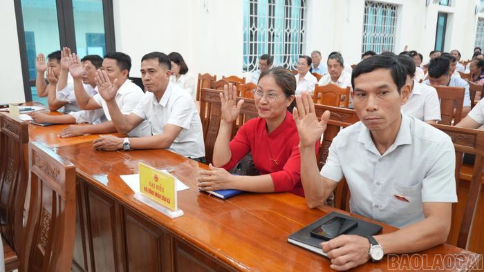 Đại biểu biểu quyết thông qua các nghị quyết kỳ họp.