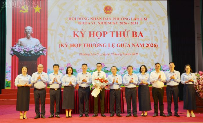 Lãnh đạo phường Lào Cai tặng hoa chúc mừng thành viên UBND phường vừa được kỳ họp bầu bổ sung.