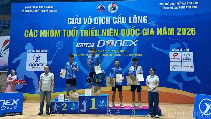 Vận động viên Ninh Quang Đức (áo trắng), trên bục nhận Huy chương Đồng nội dung đơn nam U17 tại Giải Vô địch Cầu lông các nhóm tuổi thiếu niên quốc gia năm 2026.