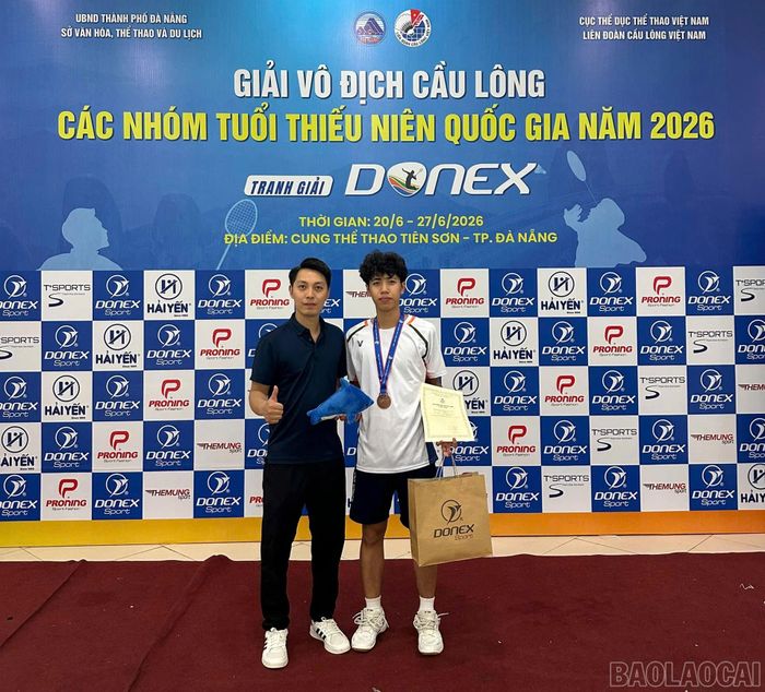 Huấn luyện viên và vận động viên Ninh Quang Đức chụp ảnh lưu niệm sau khi giành Huy chương Đồng.