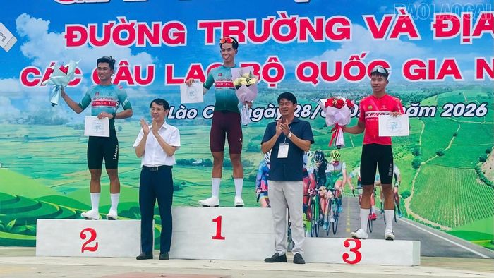 Ban tổ chức trao giải cho các vận động viên giành Huy chương Vàng, Bạc, Đồng nội dung 40 km nam.