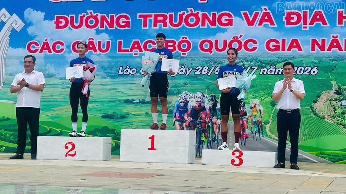 Các đồng chí lãnh đạo trao giải cho các vận động viên giành huy chương Vàng, Bạc, Đồng nội dung 30km nữ.
