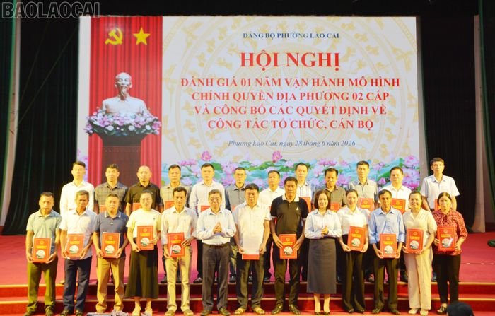 Lãnh đạo phường Lào Cai trao quyết định về công tác tổ chức, cán bộ đối với các chi bộ, tổ dân phố.