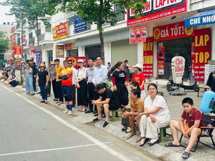 Người dân đứng dọc hai bên đường cổ vũ cho các đoàn đua.