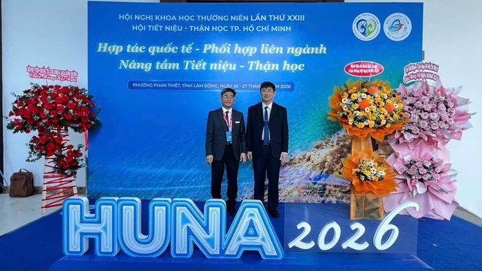 Bác sĩ chuyên khoa II Lê Huỳnh Phúc, Giám đốc Bệnh viện Đa khoa Bình Thuận (bên phải) tại Hội nghị khoa học thường niên lần thứ XXIII do HUNA tổ chức