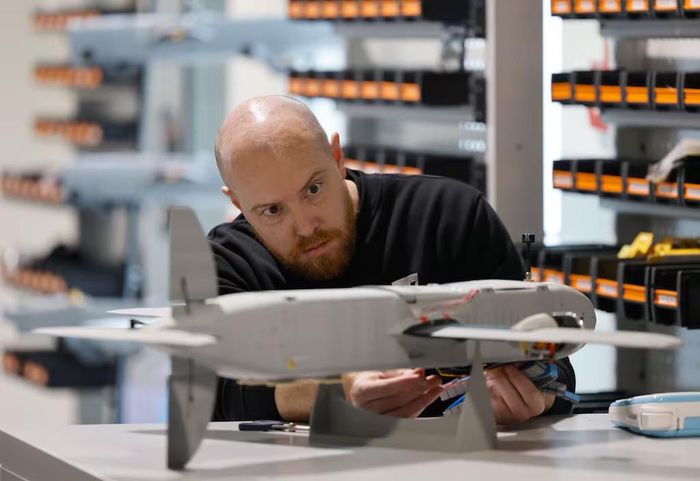 Công nhân của Tytan Technologies lắp ráp UAV đánh chặn tại nhà máy ở Munich, Đức, tháng 2/2026. Ảnh: Getty Images.