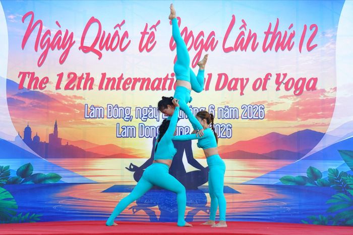 Các vận động viên biểu diễn Yoga nghệ thuật