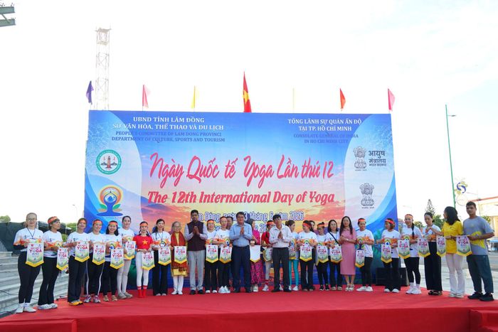 Trao cờ lưu niệm cho các đơn vị tham dự Ngày Quốc tế Yoga lần thứ 12