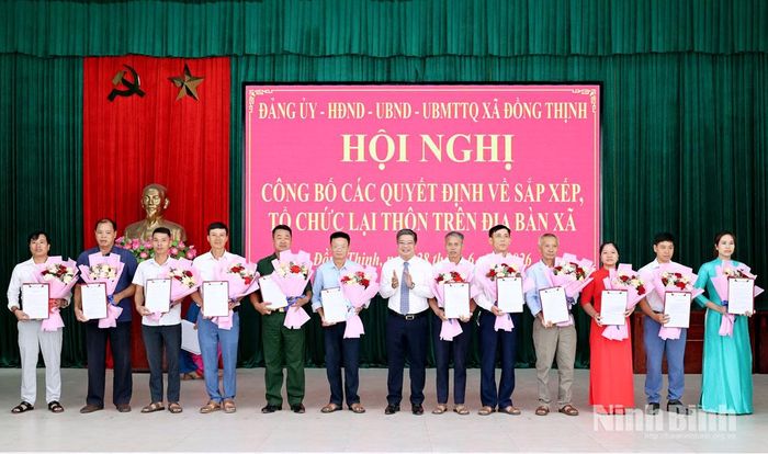 Lãnh đạo xã Đồng Thịnh trao quyết định cho các chi bộ mới thành lập.