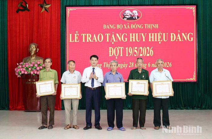Đồng chí Nguyễn Đức Toàn, Ủy viên Ban Thường vụ Tỉnh ủy, Trưởng Ban Tuyên giáo và Dân vận Tỉnh ủy trao Huy hiệu Đảng cho các đảng viên nhiều năm tuổi Đảng.