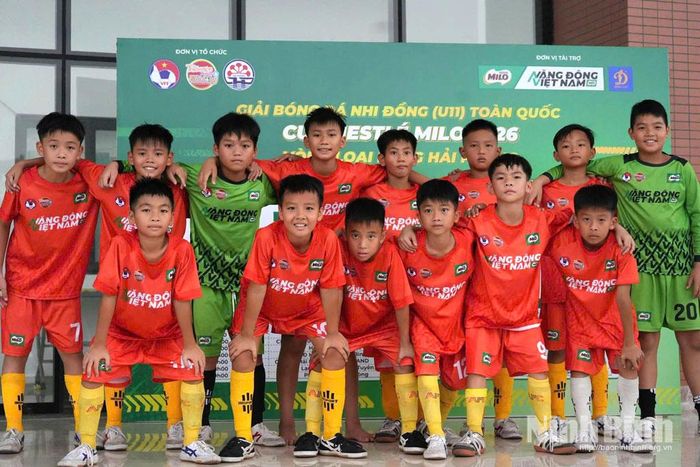 Các con trai của anh Tống Văn Minh được bố tạo điều kiện tham gia tập luyện, phát triển năng khiếu thể thao trong Câu lạc bộ bóng đá thiếu niên, nhi đồng 90 Dream. (Ảnh nhân vật cung cấp).