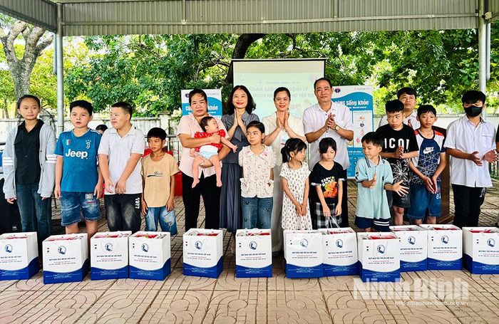 Ban tổ chức trao quà cho trẻ em có hoàn cảnh khó khăn trên địa bàn xã Thanh Sơn.