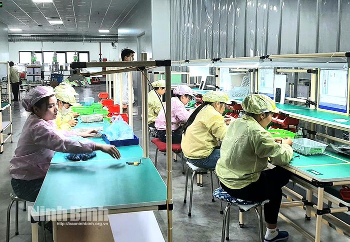 Công nhân làm việc tại Công ty TNHH UDE Việt Nam (KCN Thái Hà ở xã Bắc Lý).
