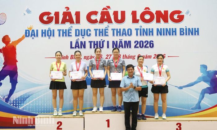 Ban Tổ chức trao giải Nhất, Nhì, Ba nội dung đôi nữ cho các VĐV.