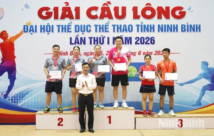 Ban Tổ chức trao giải Nhất, Nhì, Ba nội dung đôi nam nữ cho các VĐV.