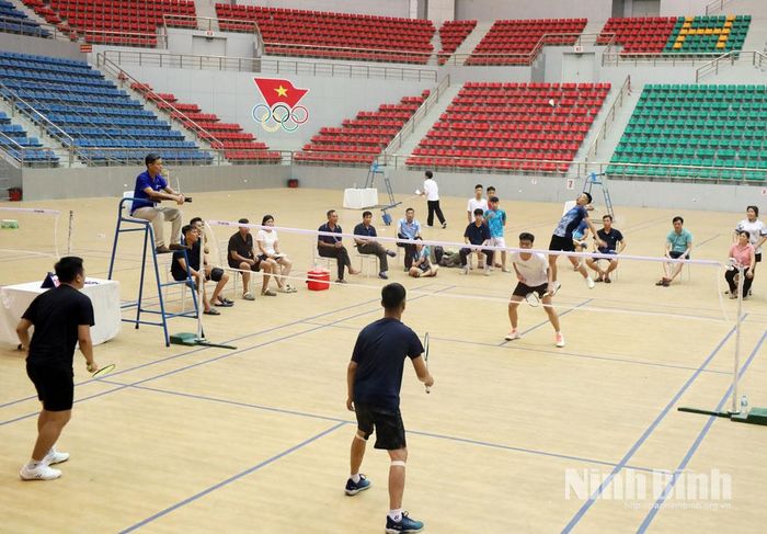 Trận chung kết đôi nam diễn ra hấp dẫn, gay cấn giữa đội xã Xuân Giang và xã Trần Thương.