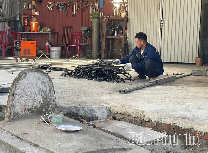Một ngôi mộ nằm giữa xưởng cơ khí của Công ty TNHH Vũ Hội.