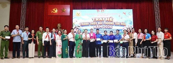 Ban tổ chức trao giải cho các nội dung tại hội trại.