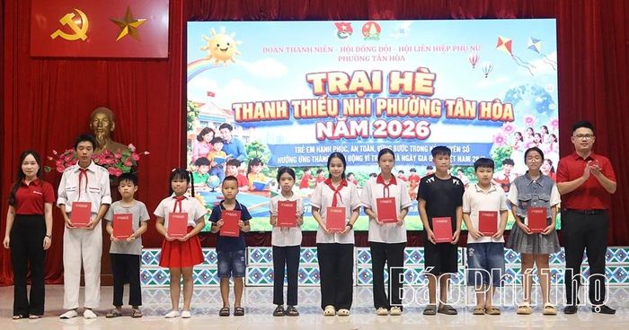 Đơn vị đồng hành trao học bổng cho các em học sinh.