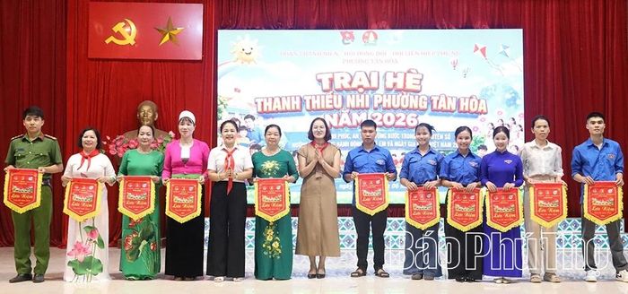 Ban tổ chức trao cờ lưu niệm cho các đội tham dự.