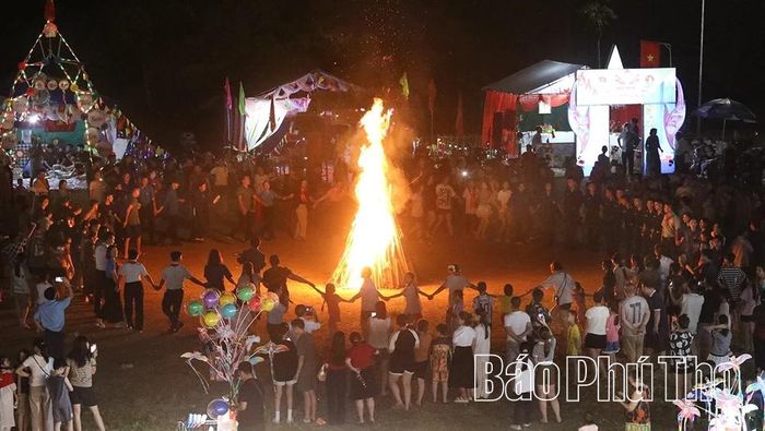 Hoạt động đốt lửa trại thu hút nhiều em tham gia.