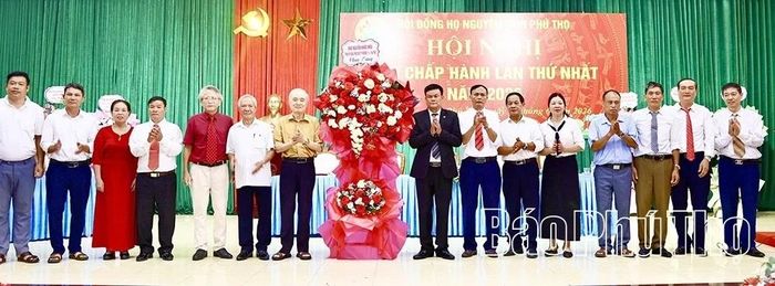Hội đồng họ Nguyễn tỉnh Phú Thọ đón nhận lẵng hoa chúc mừng của Phó Chủ tịch UBND tỉnh Nguyễn Khắc Hiếu.