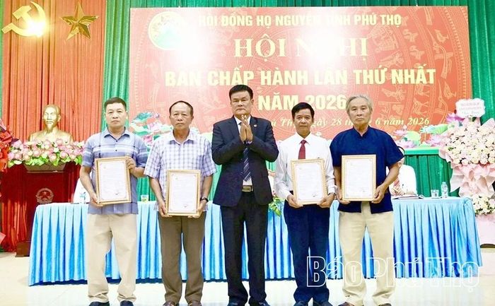 Hội đồng họ Nguyễn tỉnh trao quyết định thành lập Hội đồng họ Nguyễn các xã Yên Lạc, Tam Hồng, Nguyệt Đức, Liên Châu.