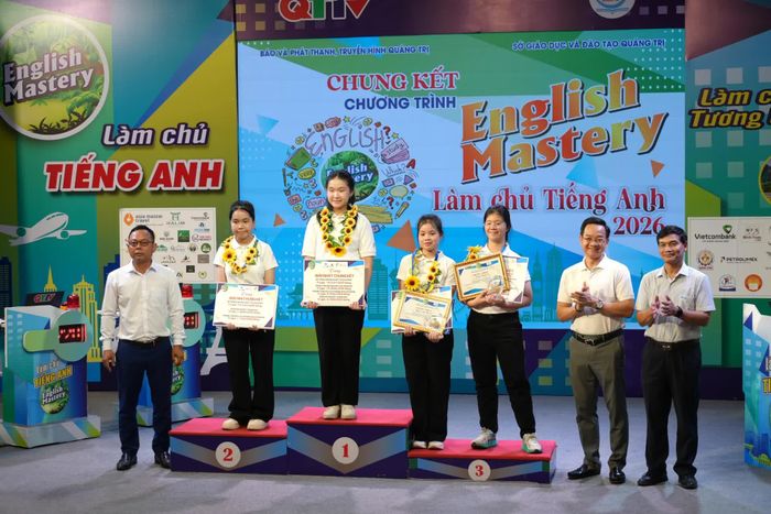 Đại diện các đơn vị đồng hành trao giải thưởng cho các thí sinh đoạt giải ba - Ảnh: T.Đ