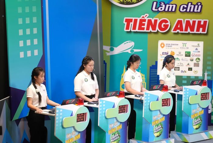 Các thí sinh tham gia vòng Chung kết cuộc thi "English Mastery-Làm chủ tiếng Anh" năm 2026 - Ảnh: T.Đ