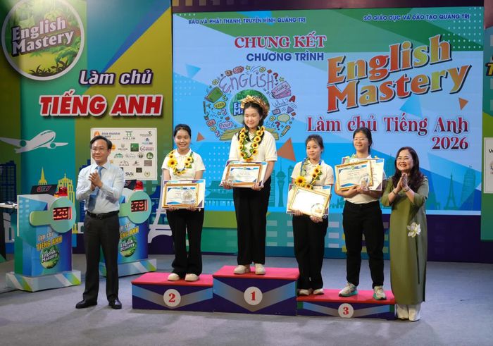 Đồng chí Hoàng Xuân Tân, Phó Chủ tịch UBND tỉnh và lãnh đạo Sở Giáo dục và Đào tạo trao giải thưởng và vòng nguyệt quế cho thí sinh Hoàng Minh Ngọc - Ảnh: T.Đ