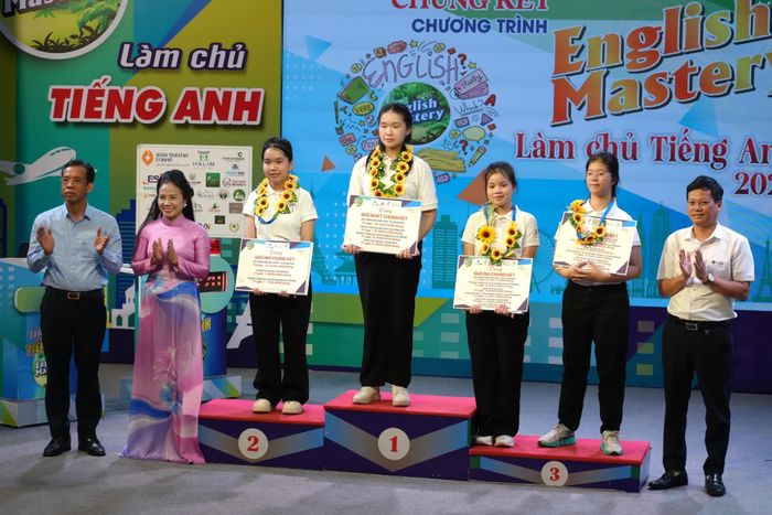 Đại diện các đơn vị đồng hành trao các giải thưởng cho các em học sinh - Ảnh: T.Đ