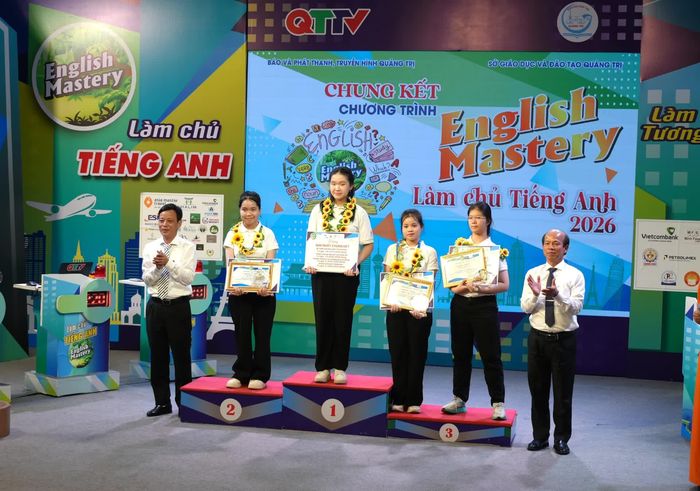 Đại diện lãnh đạo Báo và phát thanh, truyền hình Quảng Trị trao giải thưởng cho thí sinh đoạt giải nhì - Ảnh: T.Đ