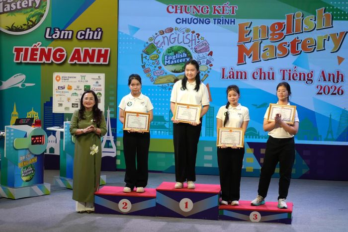 Đại diện lãnh đạo Sở Giáo dục và Đào tạo tặng giấy khen cho các thí sinh tham gia cuộc thi - Ảnh: T.Đ