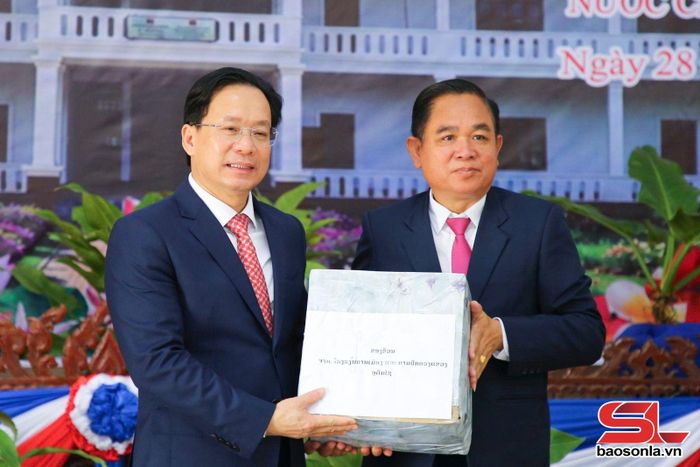 Trường Chính trị - Hành chính tỉnh U Đôm Xay tặng quà lưu niệm cho tỉnh Sơn La.