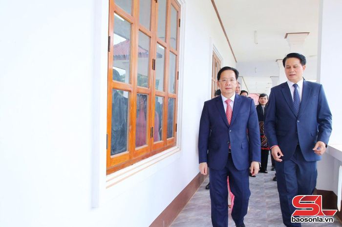 Các đại biểu tham quan công trình.