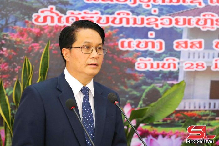 Đồng chí Bun Không Lả Chiêm Phon phát biểu tại buổi lễ.