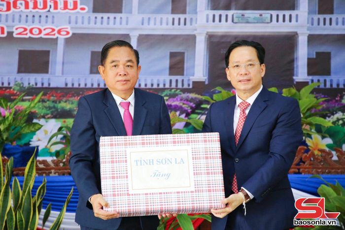 Lãnh đạo tỉnh Sơn La tặng quà cho nhà trường.