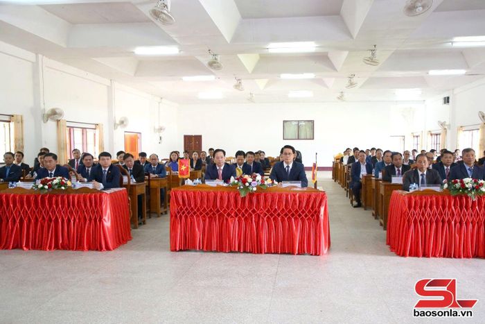 Các đại biểu dự lễ bàn giao công trình.